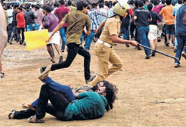 Kiss of love protesters on ground during police lathi charge -2