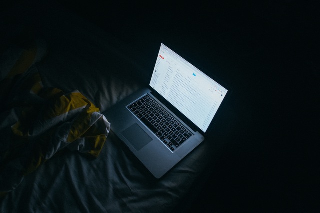How to Prevent Eye Strain from Working With Gadgets at Night