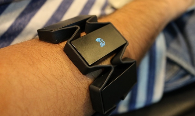 Myo gesture control armband review powered on image