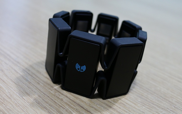 myo gesture control armband review lights on