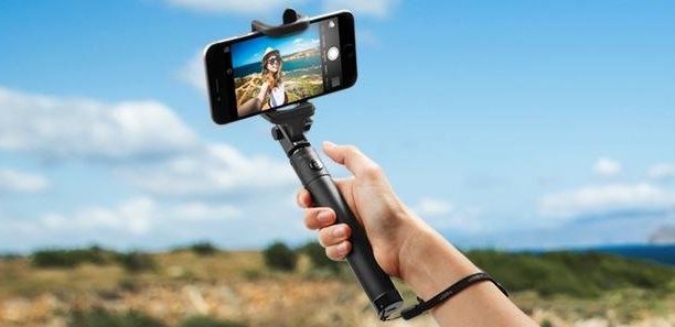 5 Bluetooth Selfie Sticks for iPhone 7 and 7 Plus | Beebom