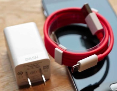 4-oneplus-cable-and-dash-charger