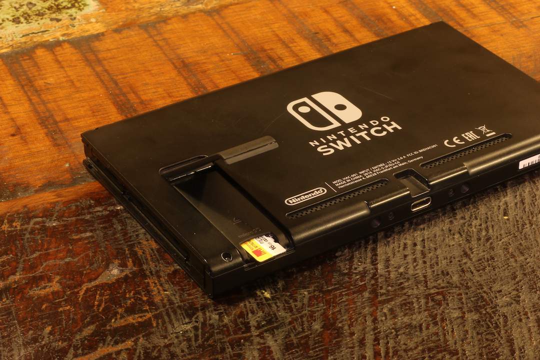 does the switch come with a sd card