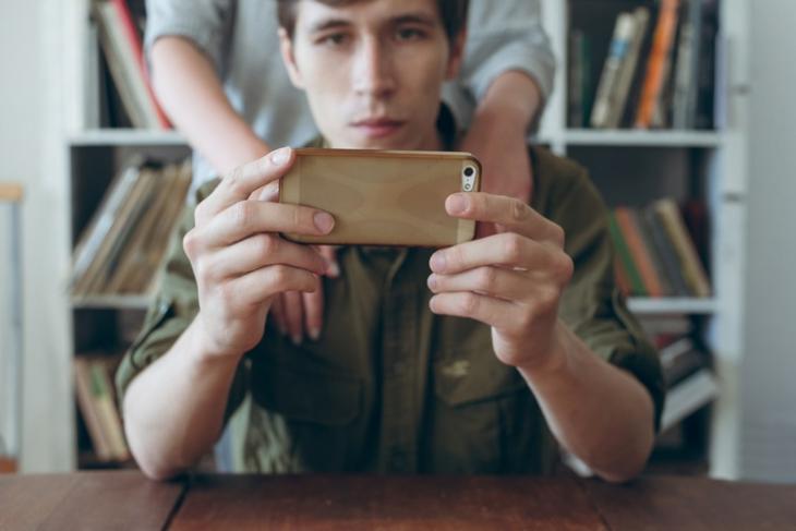 Google May Soon Tell You When Someone is Looking into Your Phone
