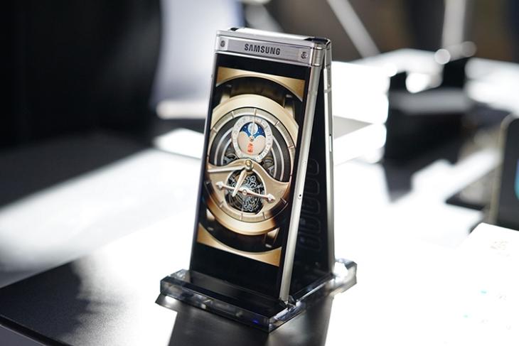 Samsung Just Launched a Flip Phone with an F/1.5 Camera