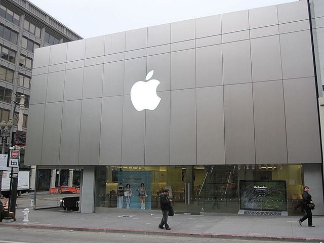 Apple Store in Amsterdam Closed After iPad Battery Explosion