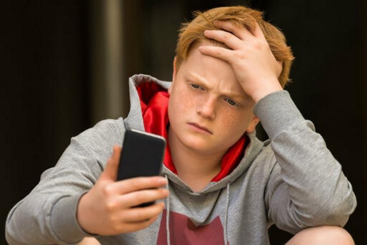 Study Finds Sporty and Outgoing Teens are Happier Than Their Phone-Addicted Friends