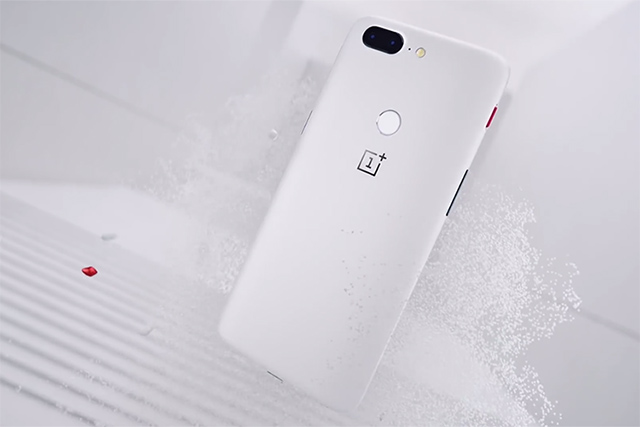 oneplus 5t sandstone white beauty shot