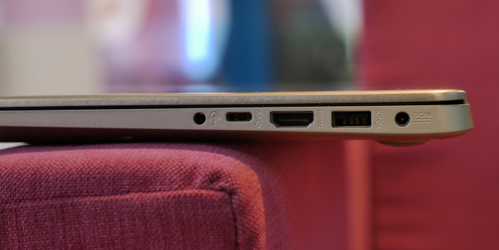 Asus VivoBook S15 S510UN Right Side Port