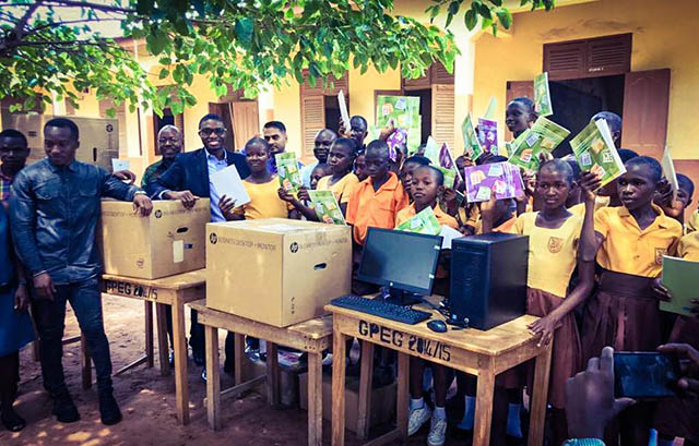 Ghana Schoolteacher Who Taught Computers Using Blackboard Lauded by Microsoft, And Other Institutions 