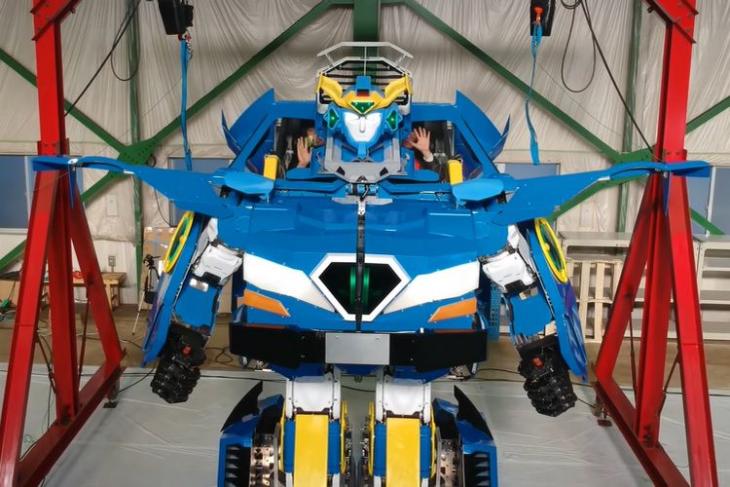 This_Transforming_Robot_Car_is_Every_Anime_Lover’s_Childhood_Dream_Come_True_