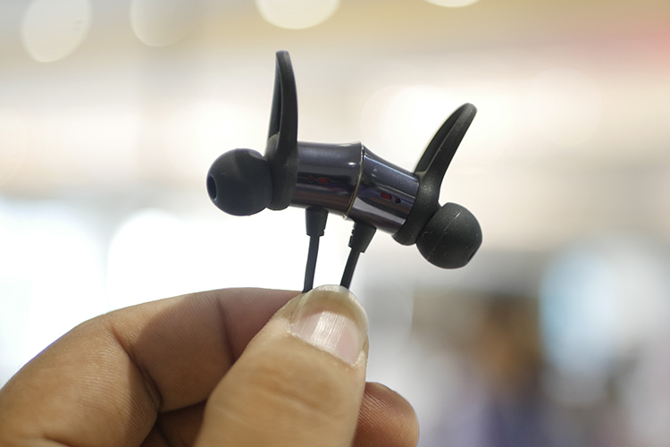 OnePlus Bullets Wireless Bluetooth Headset Hands On: Flawless Sound, Dash Charge, and No Room for Complaints