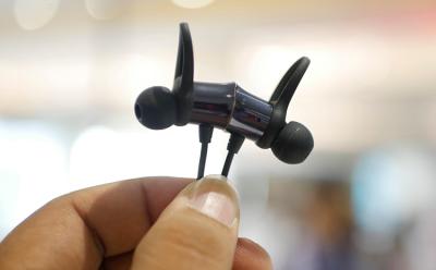 OnePlus Bullets Wireless Bluetooth Headset Hands On: Flawless Sound, Dash Charge, and No Room for Complaints