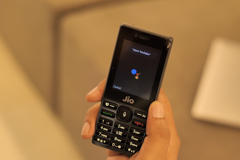 Here’s a First Look at WhatsApp & YouTube in Action on JioPhone