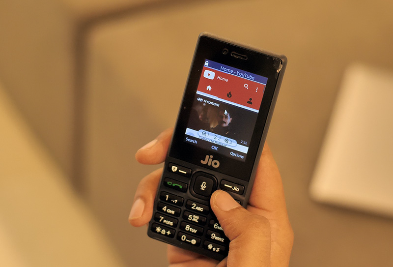 Here’s a First Look at WhatsApp & YouTube in Action on JioPhone