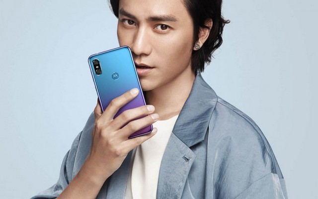 Moto P30 Unveiled With Wide Notch, Dual Rear-Cameras, Android Oreo and More