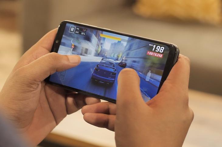 Pengguna Poco F1 Tidak Bisa Download Asphalt 9, OTA Terbaru Kemungkinan Disalahkan