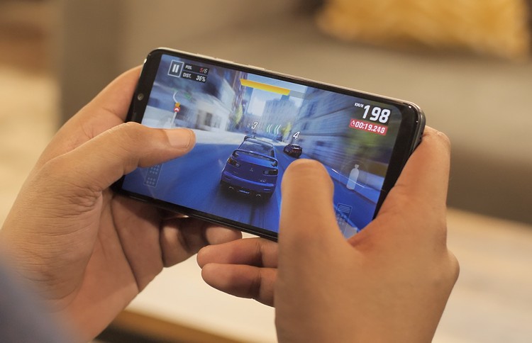 Poco F1 Users Unable to Download Asphalt 9, Recent OTA Likely to be Blamed