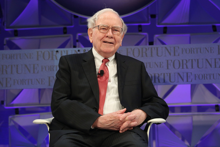 Warren Buffett Doesn’t Want Apple to Invest in Tesla, Here’s Why