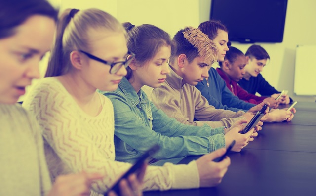 France Bans Smartphones in Schools to Tackle Digital Addiction
