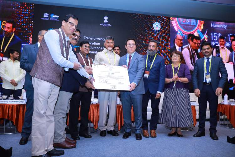 Chief Minister of Andhra Pradesh Mr. N. Chandrababu Naidu at the announcement of the partnership between Samsung, UNESCO MGIEP and Navodaya Schools along with Mr. Peter Rhee, Corporate Vice President, Samsung India and Dr. Anantha K Duraiappah, Director, UNESCO MGIEP