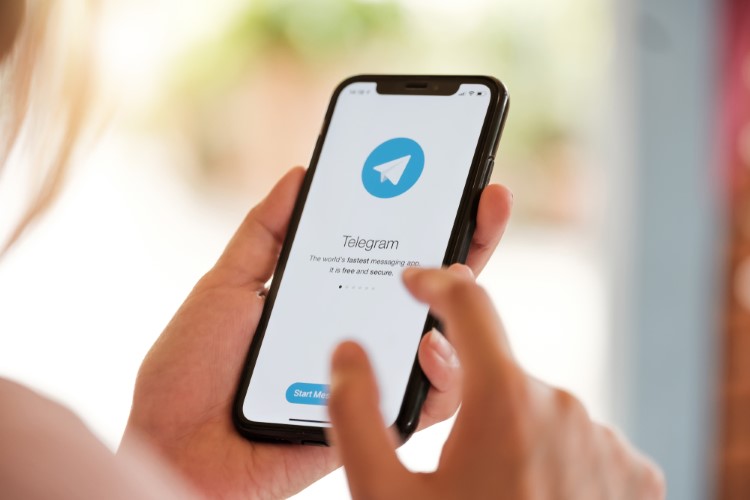 Telegram 7.2.0 Adds Multiple Pinned Messages, Live Location Alerts, and More