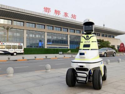 first-police-robots-traffic-china