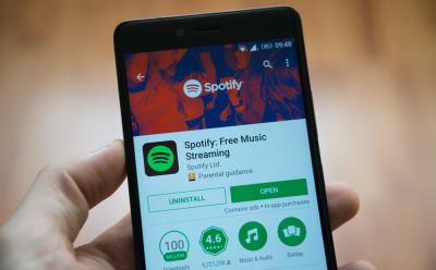 Spotify Android app adds seekable progress bar in notifications on Android 10