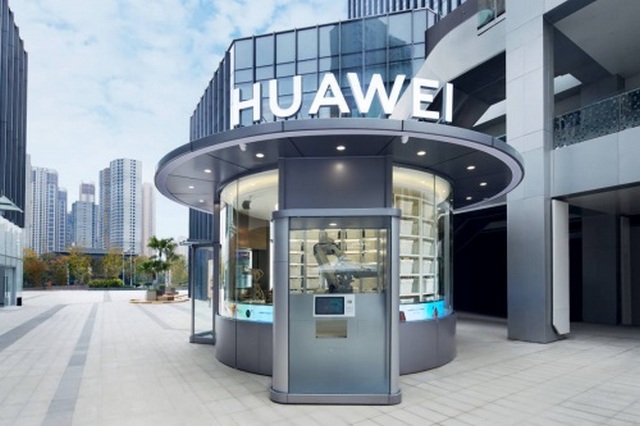 Huawei Opens Unmanned Retail Store With Robot Sales Staff