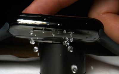 Apple Watch ejects water feat. 1