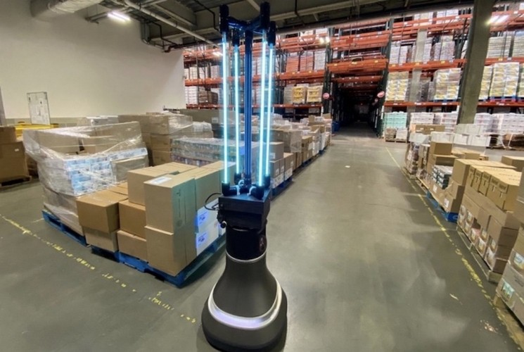 麻省理工学院的新机器人使用UV-C光消毒仓库