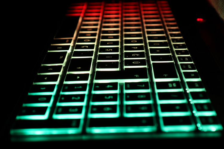 未来的MacBook可能会附带带有玻璃键帽的RGB键盘