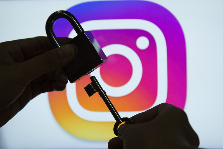 Instagram blocks real profile before fake feat.