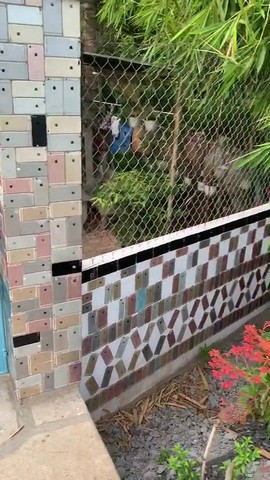 Man Built an  iPhone Fence  for His House Using 2000 iPhones - 23