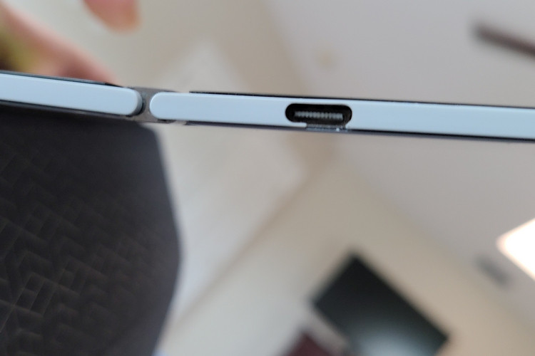 Surface Duo Users Are Reporting Cracks Around Its USB-C Port