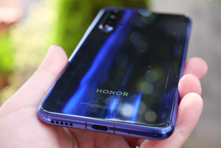 huawei looking to sell honor smartphone business