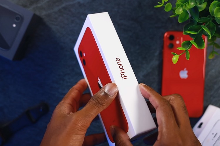 video shows new iPhone-box feat.