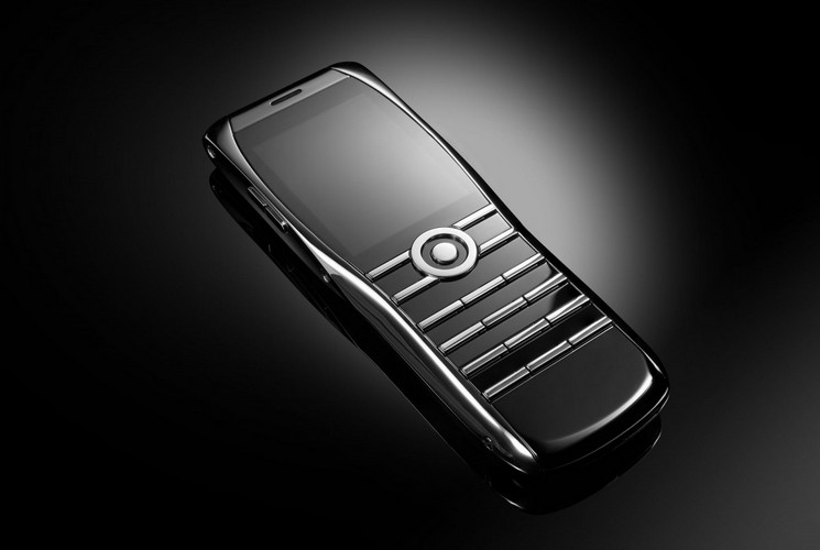Check Out This Luxury Dumbphone With High-End Security
