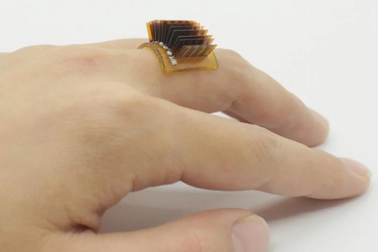 This Tiny Wearable Device Uses Your Body Heat to Charge Electronic Devices