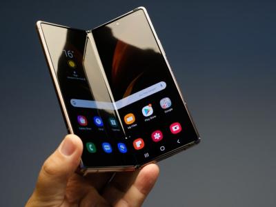 Samsung developing dual-fold smartphone