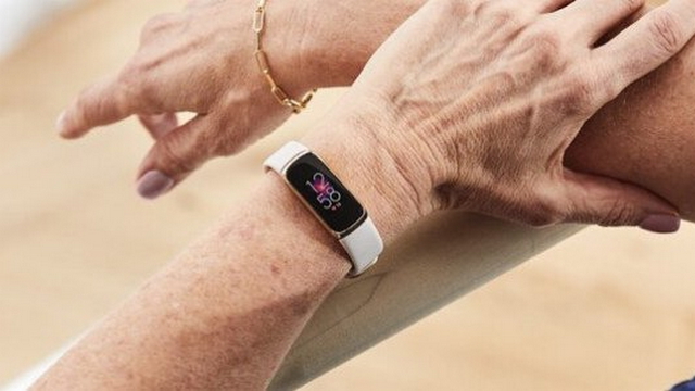 Fitbit luxe on the wrist