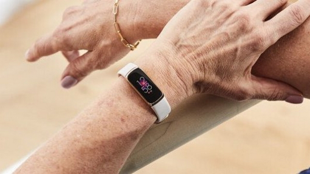 fitbit luxe on wrist