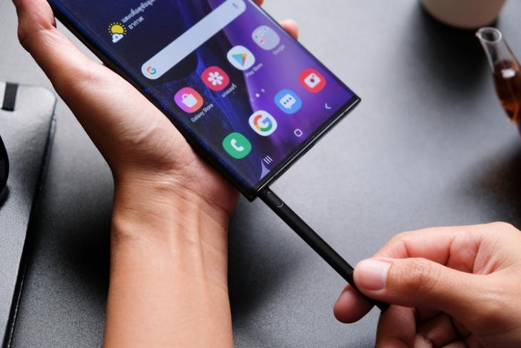 Samsung Galaxy S22 Ultra May Come with Built-in S Pen