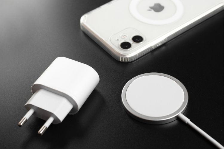 10 Best MagSafe Chargers to Buy for iPhone 13/ 12 (2021) Beebom