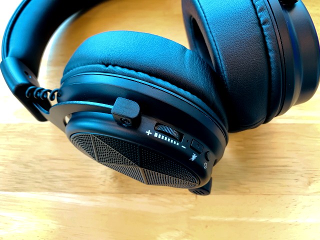 EKSA E910 Wireless Gaming Headset Review | Beebom