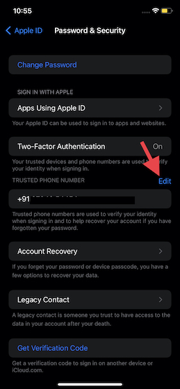 Нажмите на кнопку «Изменить» рядом с доверенным номером телефона на iOS. 