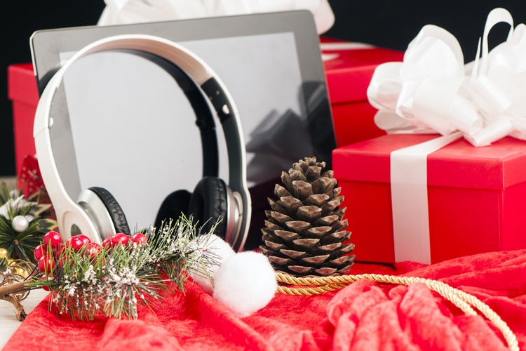 Holiday Gift Guide 2021: 30 Best Tech Gifts for Christmas and New
