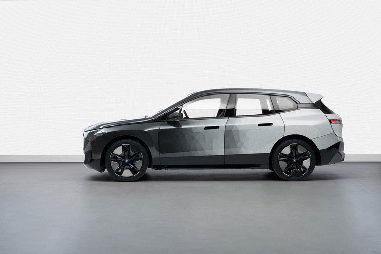 CES 2022: Watch BMW's New iX Flow Prototype Car Change Its Color in an Instant!