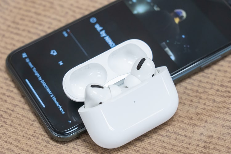 Future iPhones May Be Able to Wirelessly Charge AirPods, Apple Pencil Through Their Display