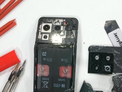 OnePlus 10 Pro broken in half in durability test